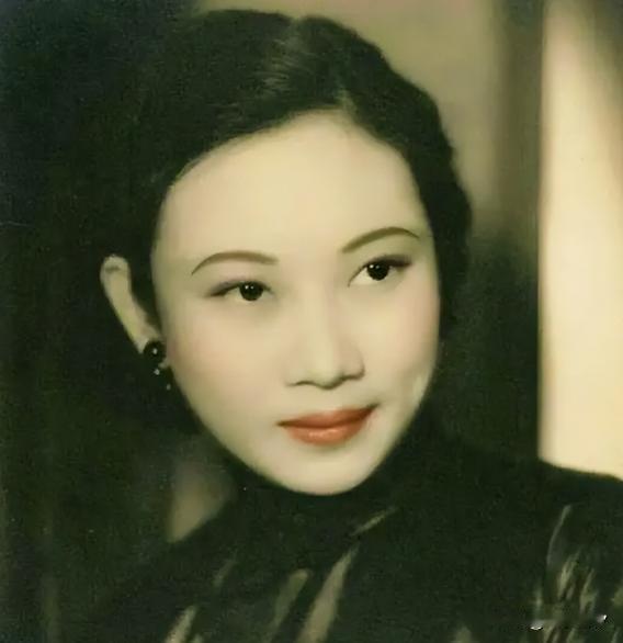 1943年，胡蝶被戴笠霸占。当时，胡蝶气喘吁吁地说：“戴笠，你占了我的身子，却