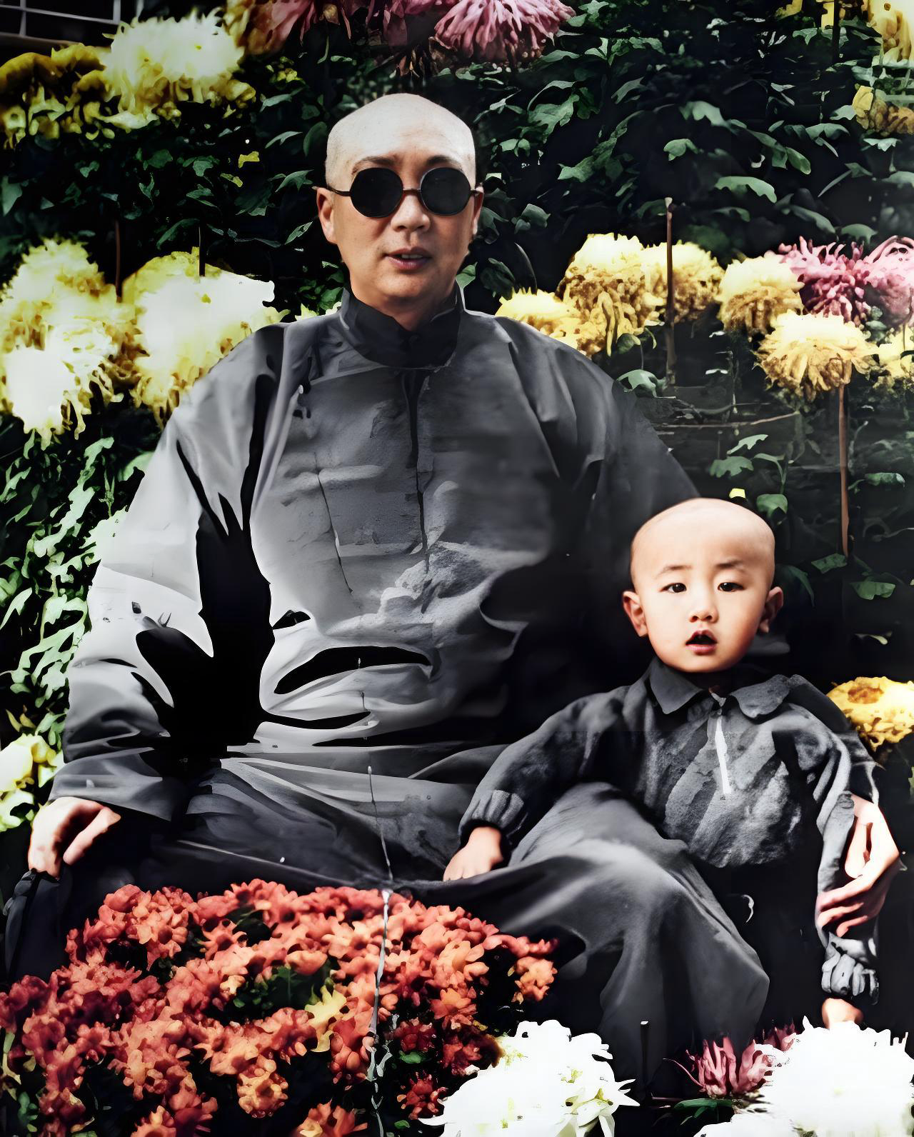 这张照片中的人物是晚清大太监小德张（张兰德）和他的孙儿禄儿。照片中小德张戴着圆形