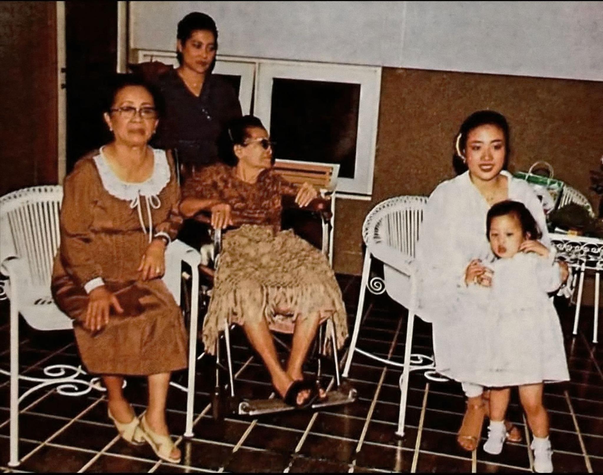 王室王室泰国王室暹罗往事“颂妃外婆家的五世同堂”老照片：1978年帕公主出生以