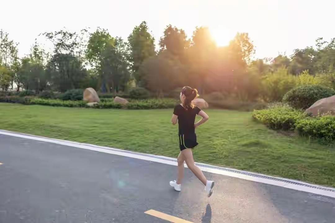 当我们站在运动的十字路口，总会被这样的问题困扰：走5公里和跑5公里，哪个对身体的