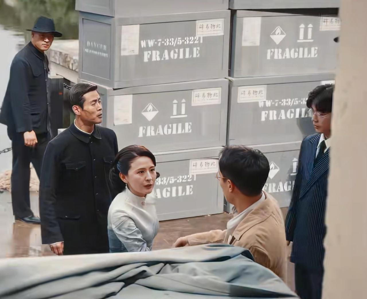 《灼灼韶华》韶华再次见到闻知秋的时候，有人举报他的货有问题，他正在接受盘查，韶华