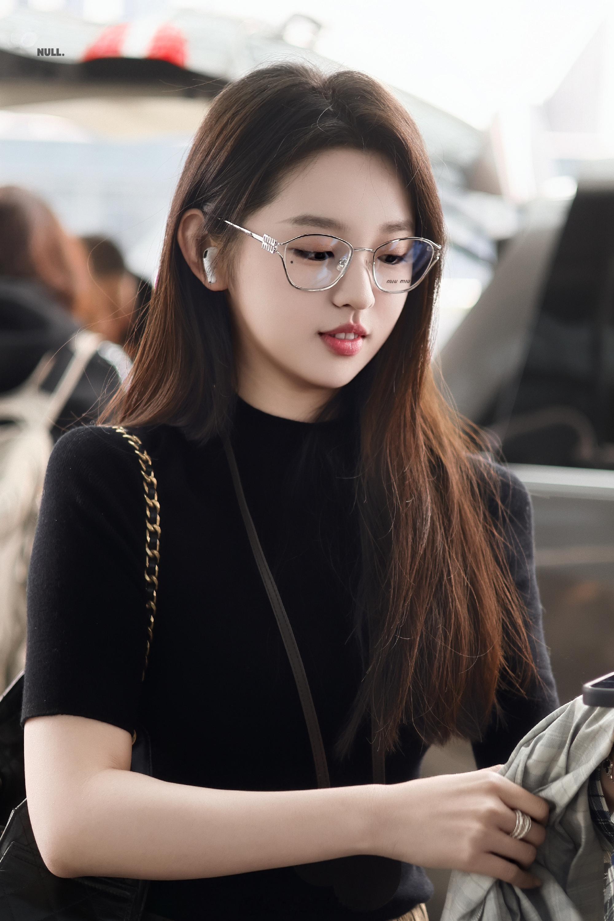 谁懂这种反差魅力啊！上一秒是儿孙满堂的沉稳太奶，下一秒换上黑毛衣金丝眼镜，直接变