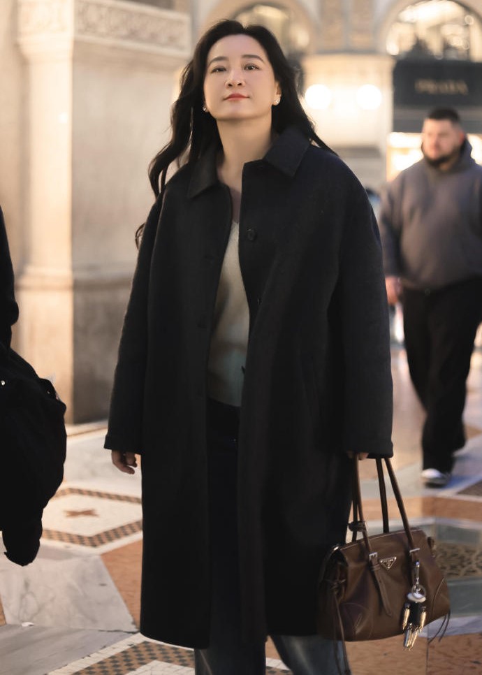 贾玲米兰大片：优雅、自信、飒姐！