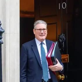 英国首相将中国定义为“世界三巨头”！斯塔默在伦敦金融城直接摊牌：中国与美欧并列为