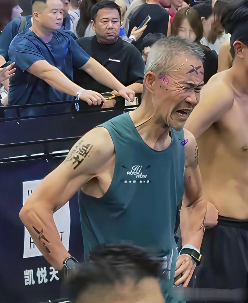 看王石这表情练不动就别练了，也一把年纪了