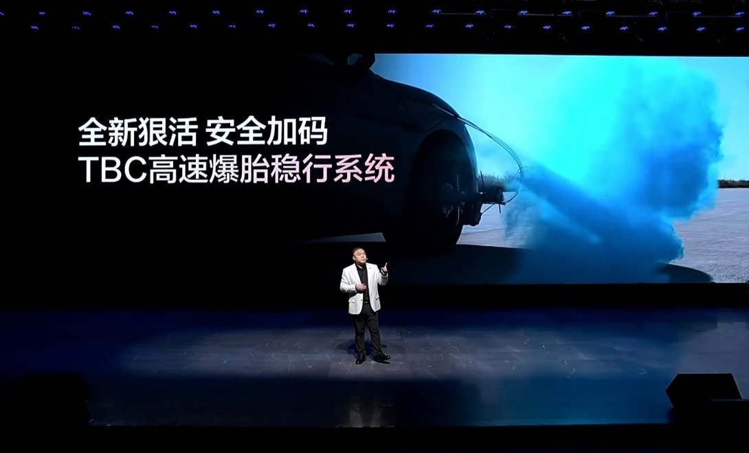 强就三个字“比！亚！迪！”四年两次登上清华教材封面你说是什么水平汉智驾
