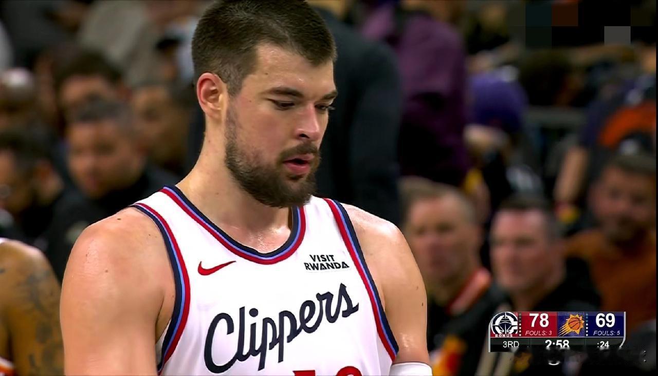 快船当家中锋祖巴茨真是功不可没！在今天快船客场以117：93大胜太阳的比赛中，祖