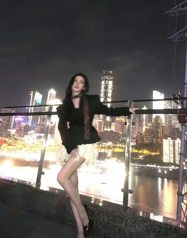 鞠婧祎是不是修图修太狠了她自己发出来的照片，张张大长腿，又白又细又长，看着身高至