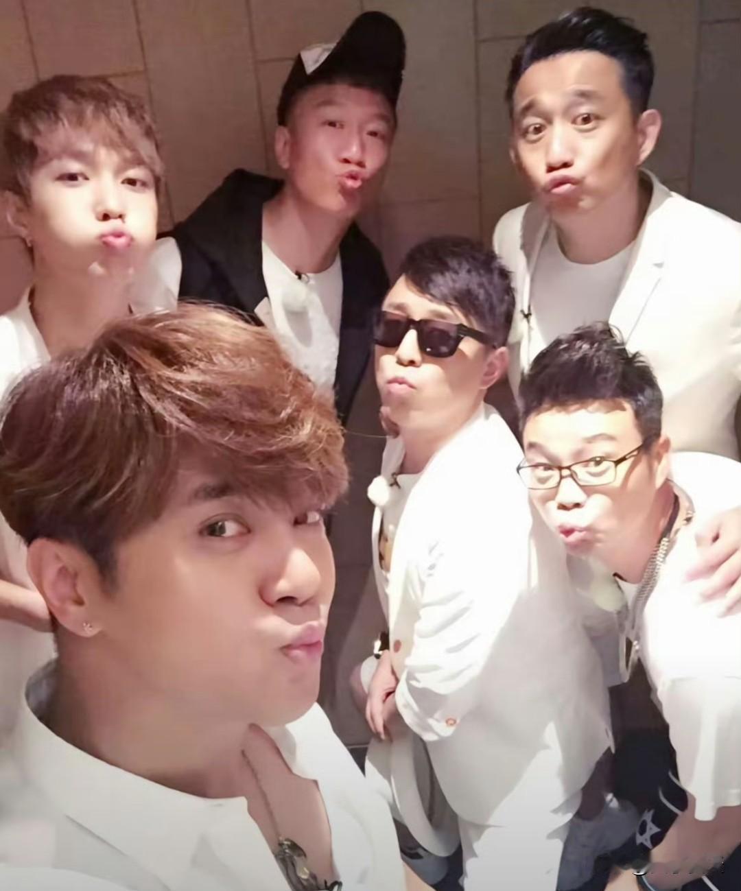 罗志祥在2025年11月的新书宣传及采访中，提及“人在低处时才看清楚谁是真朋友”