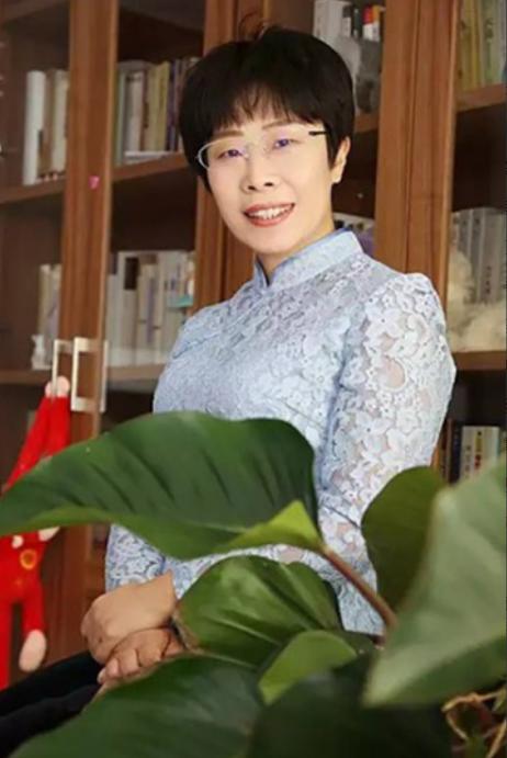 北大才女蒙曼50岁至今未婚，朱迅问她：“你最想嫁给谁？”谁承想，她脱口而出说的一