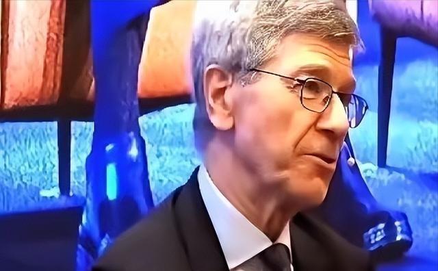 掌声把屋顶掀翻那一刻，美国教授只丢下一句话：中国两千年没动过日本一根指头，日本却