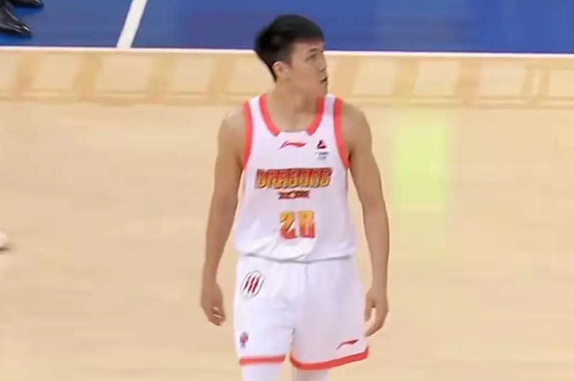 火箭队本赛季连续的败笔：①交易格林可以，但不应该放走狄龙布鲁克斯，外线防守能力