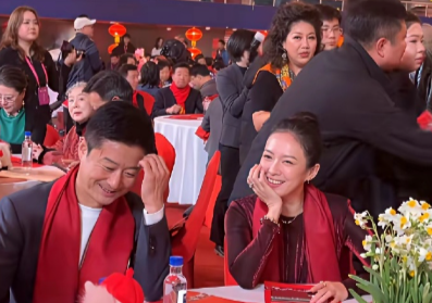 百花迎春晚会，章子怡朝着吴京方向一笑，吴京还瞬间有点不好意思了！​真是没想