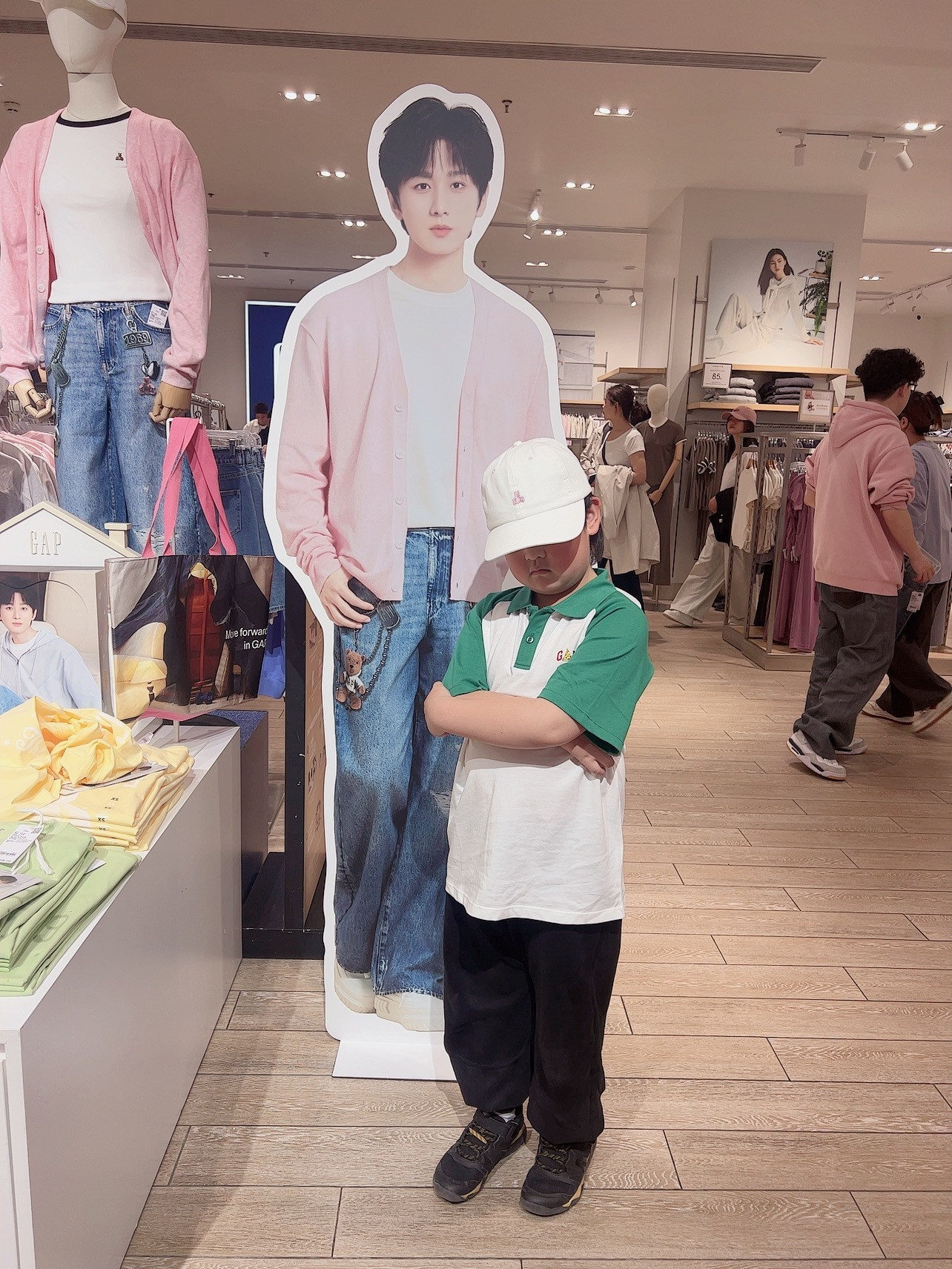 线上买完买线下，还遇到好多宝妈果果带着孩子来买，我儿子还和人家玩上了，一起聊成毅