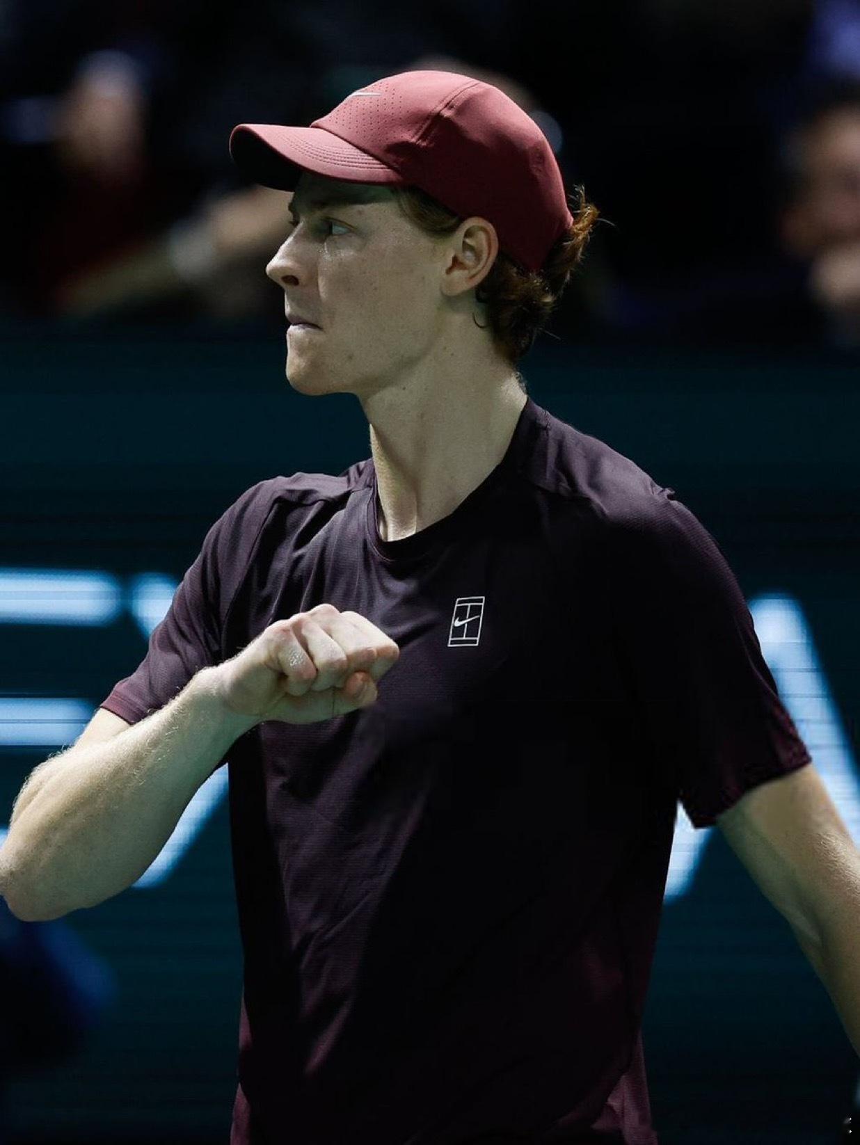 辛纳在巴黎大师赛上以6-0、6-1击败兹维列夫他今天又打出了令人难以置信的网球…