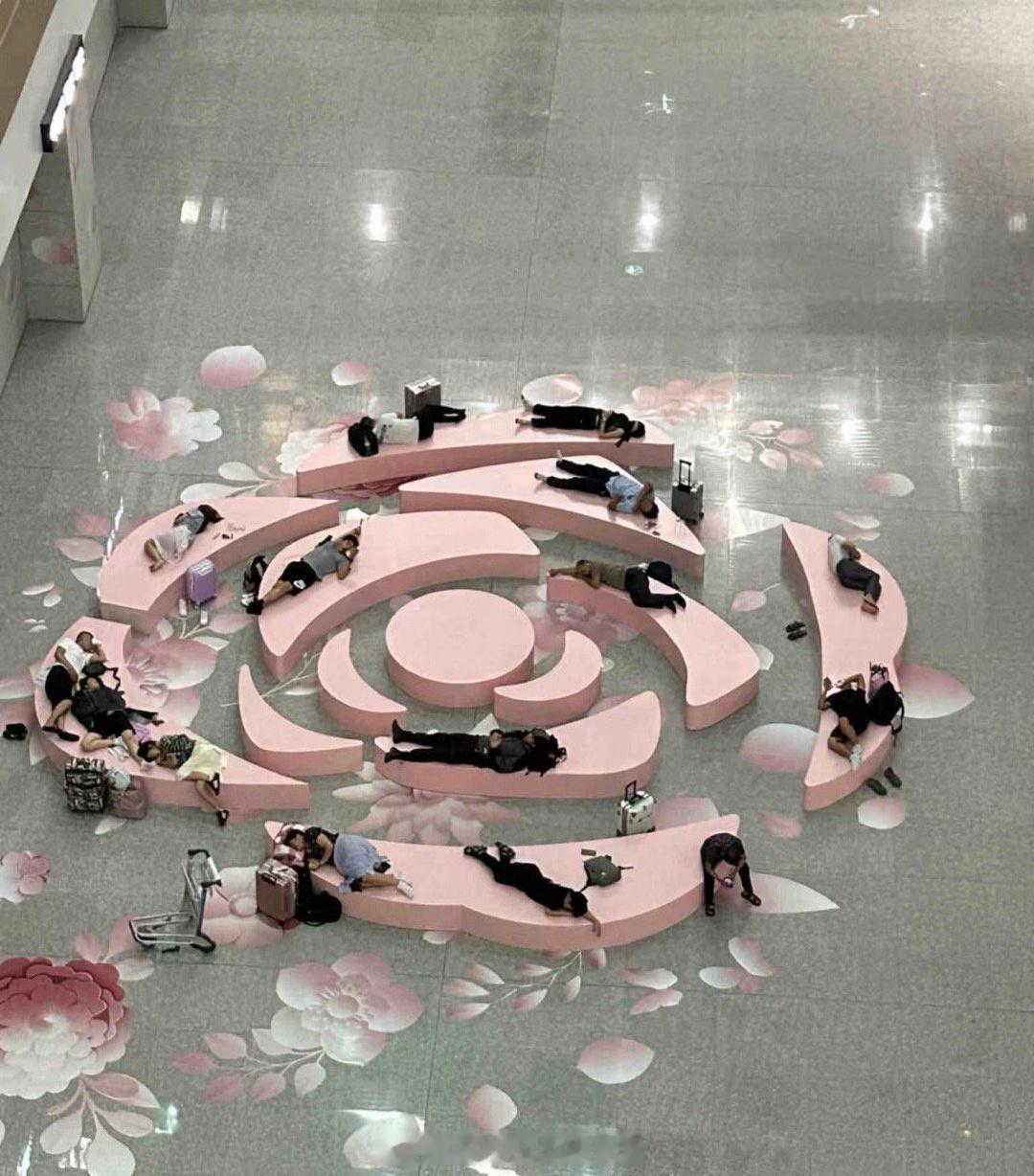 重庆江北机场算是唯一一个能让游客躺着休息的机场了