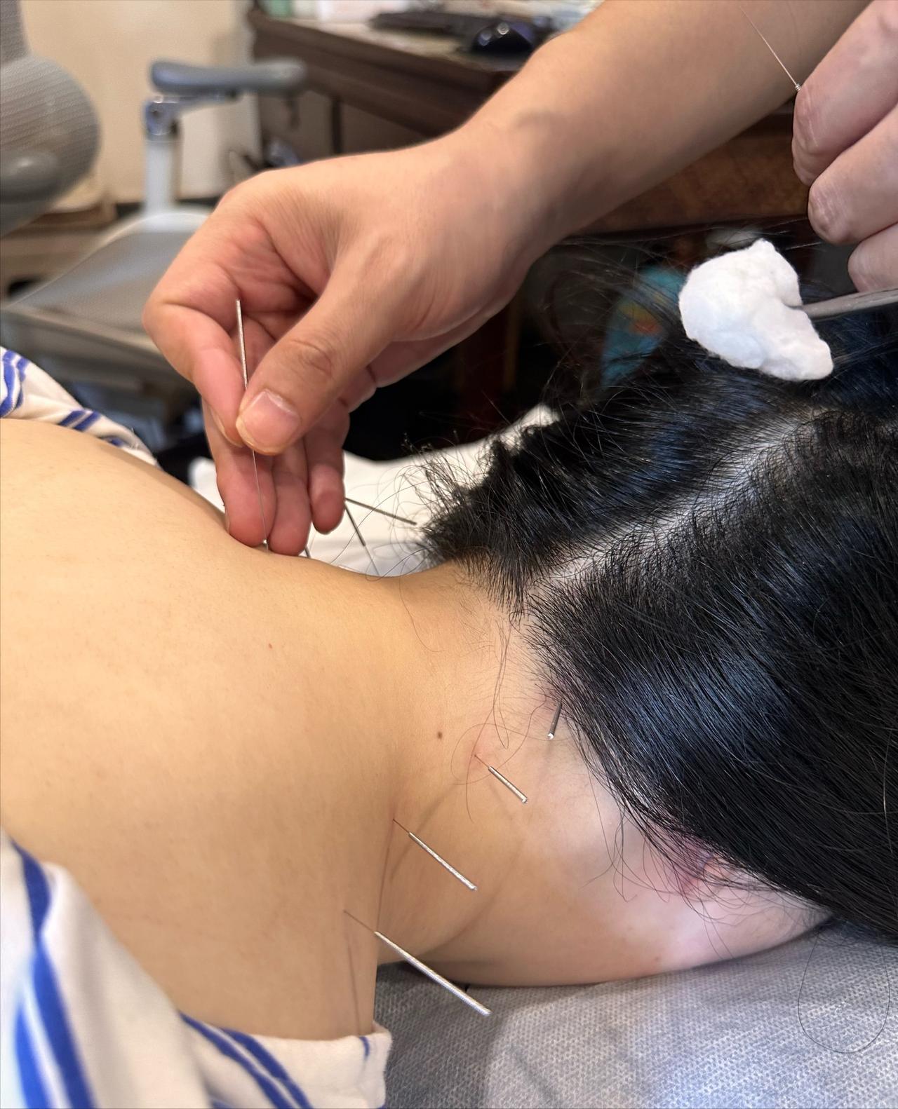 湖北武汉，40岁女子到医院治疗颈椎，66岁男医生先给她做了针灸，随后将其带到一间