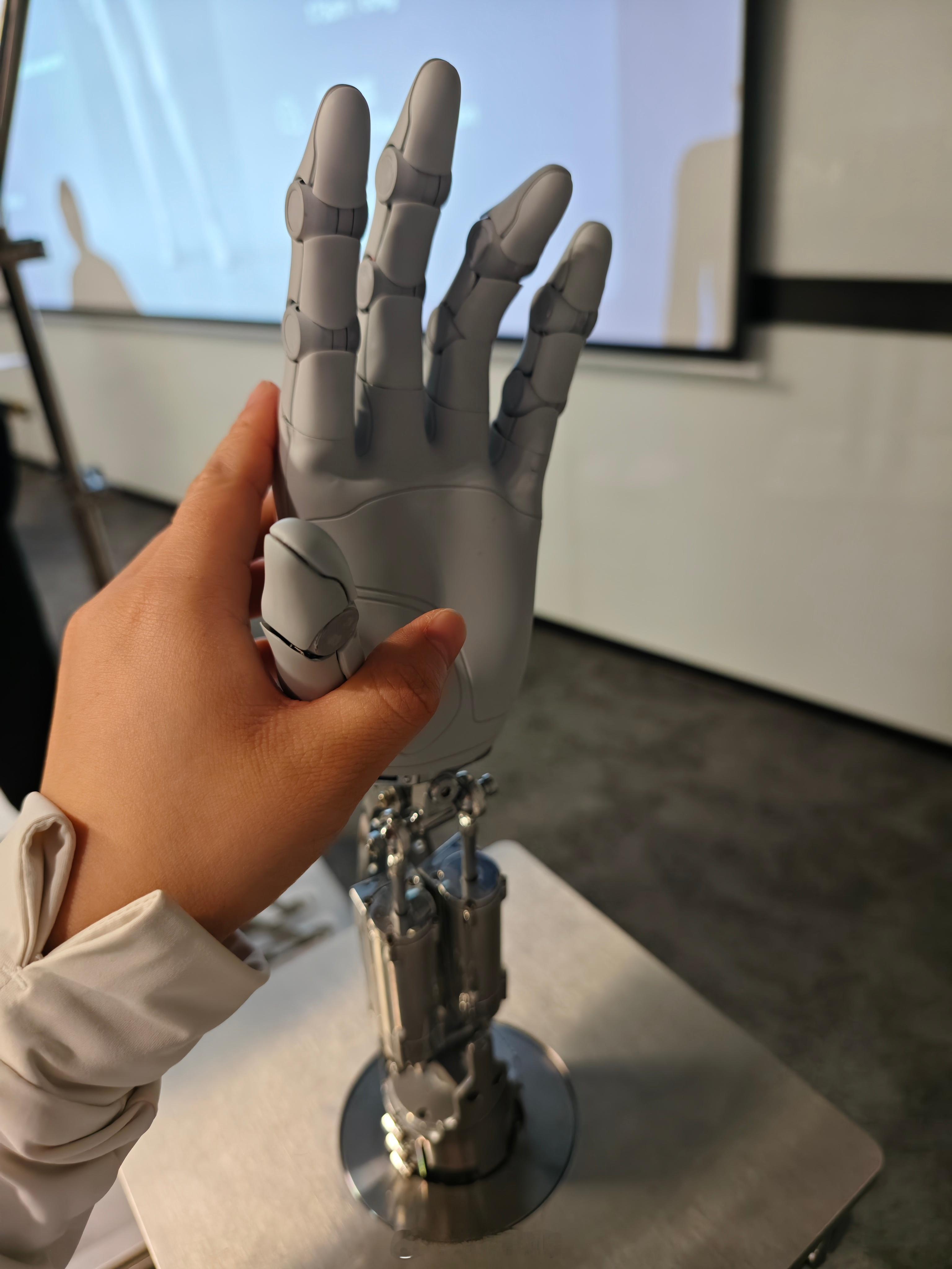 下午参观了小鹏机器人专场。见到了“黑衣款”的机器人。这指关节看起来就非常灵活，更