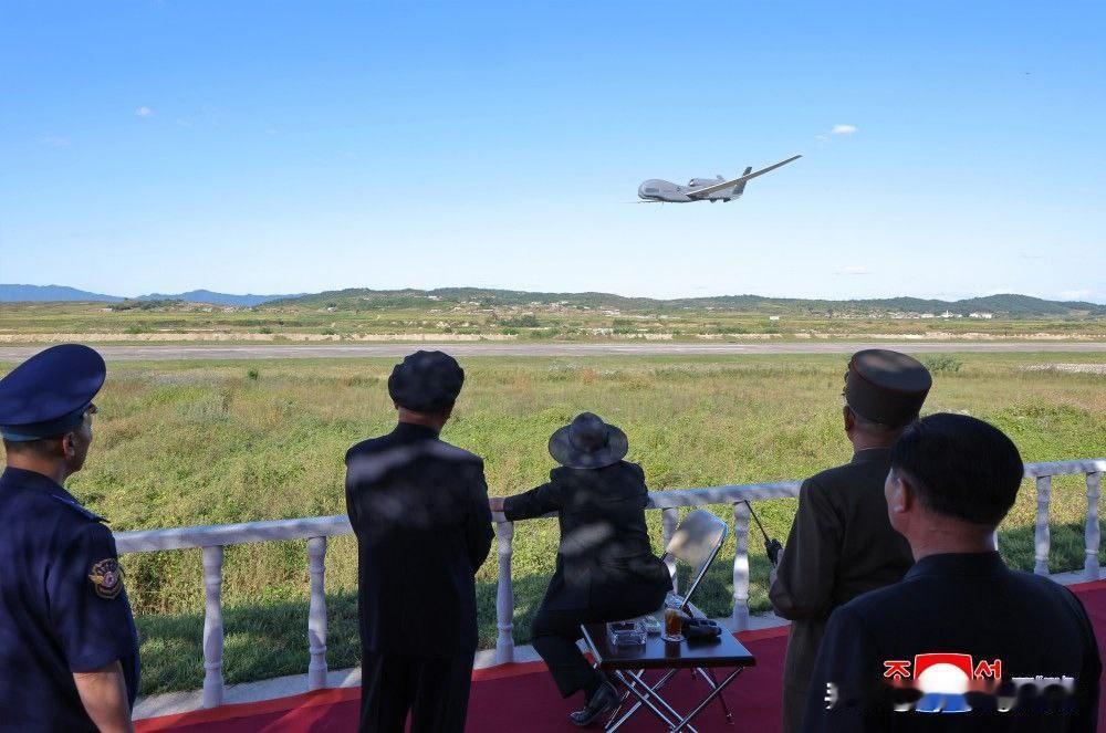 🇰🇵朝鲜媒体再次发布了关于金正恩视察国防工业设施的报道。此次，朝鲜进行了无人