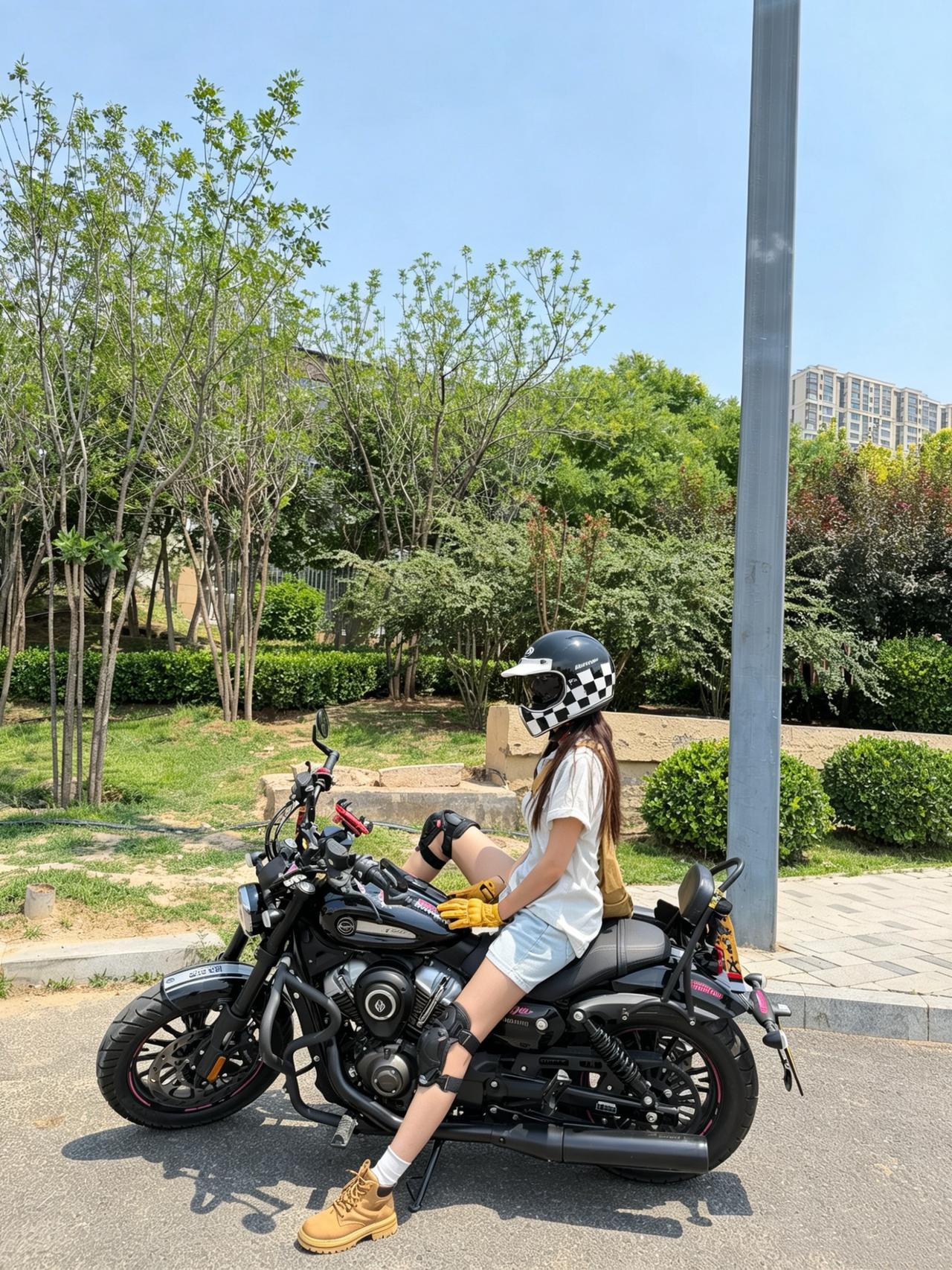 不追求跑山压弯极速冲刺我的骑行乐趣就是晴天骑着车找空旷场地慢慢吹风拍照呀【