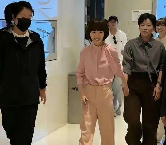 55岁鲁豫人逢喜事精神爽，容光焕发貌美如花显的十分年轻最近看到鲁豫出席活