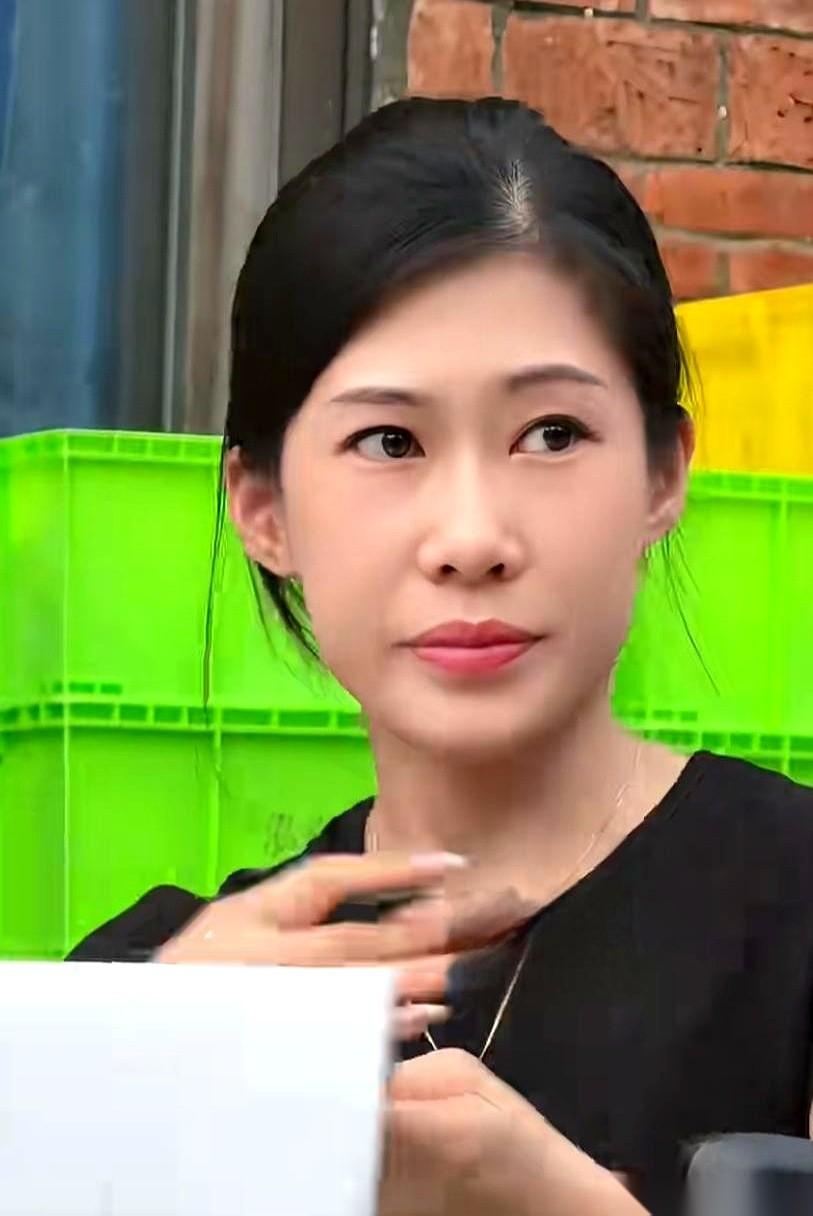 “您这队，得排到明年去！”莫老板的女儿看着眼前乌压压的人群，喉咙都快喊哑了，可没