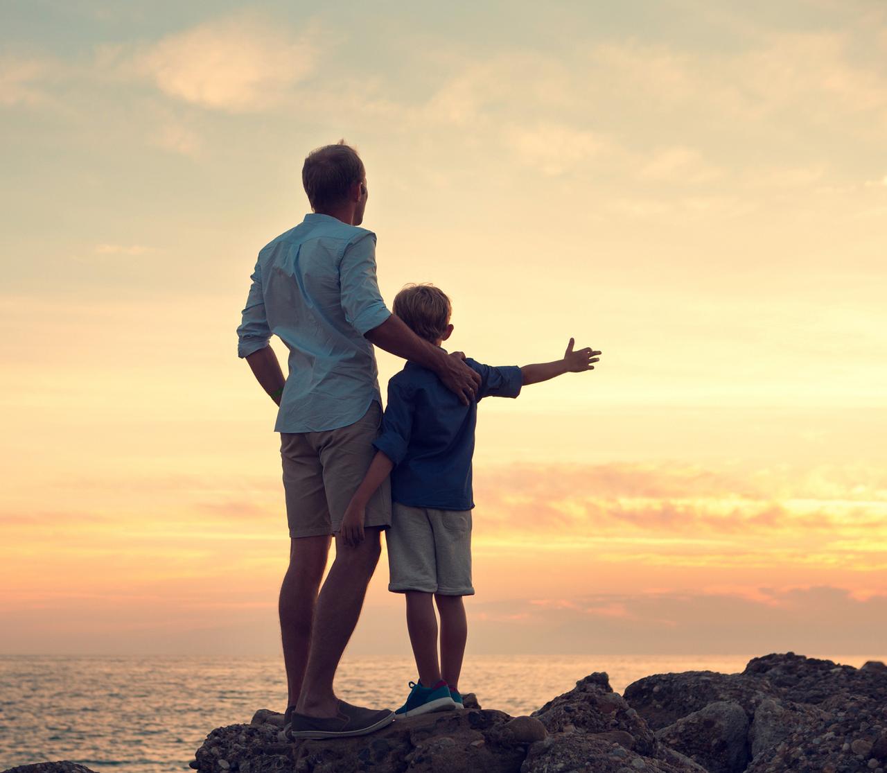 发现个很实在的现象：从小跟老爸关系亲近的孩子，长大后大多活得更稳当、更有底气。这