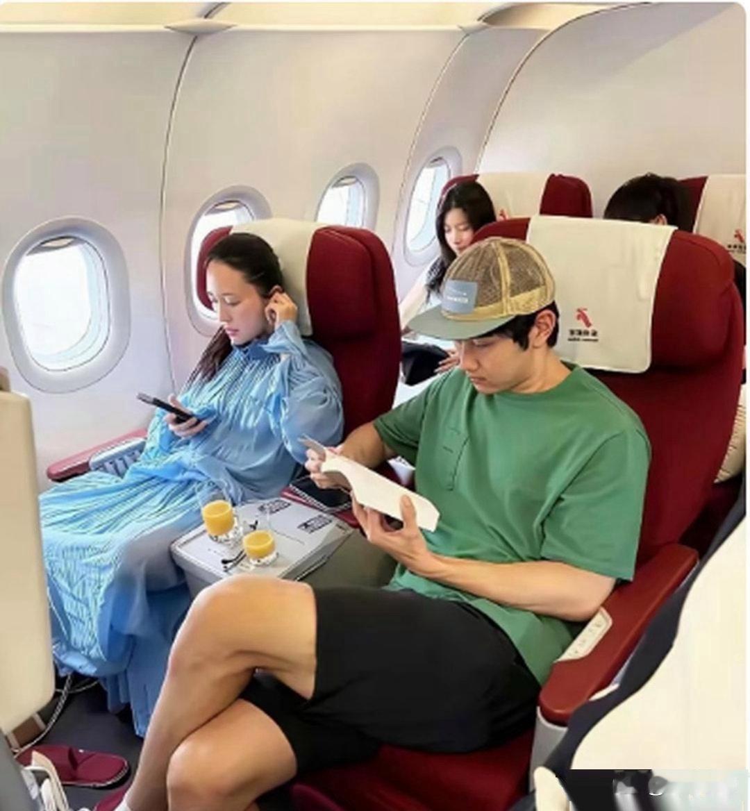 机场偶遇金莎，差点认不出来她这是怎么了？在飞机经济舱中间位，缩着个肚子圆滚滚的妇女，头发随便一扎，穿