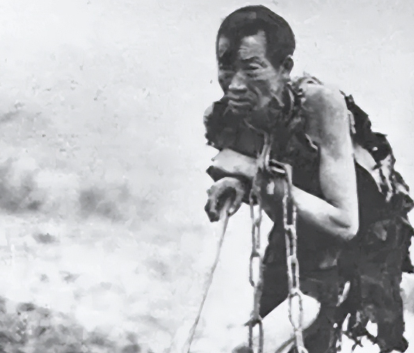 1938年冬天，西藏一位农奴冒着寒冷的天气，正在从事牛马一样的劳动。他一脸苦相，
