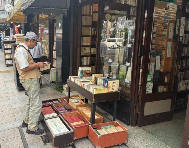 大模型终于露出了最原始的獠牙：它们开始吃纸了。最近日本古书界爆出一个让人脊背