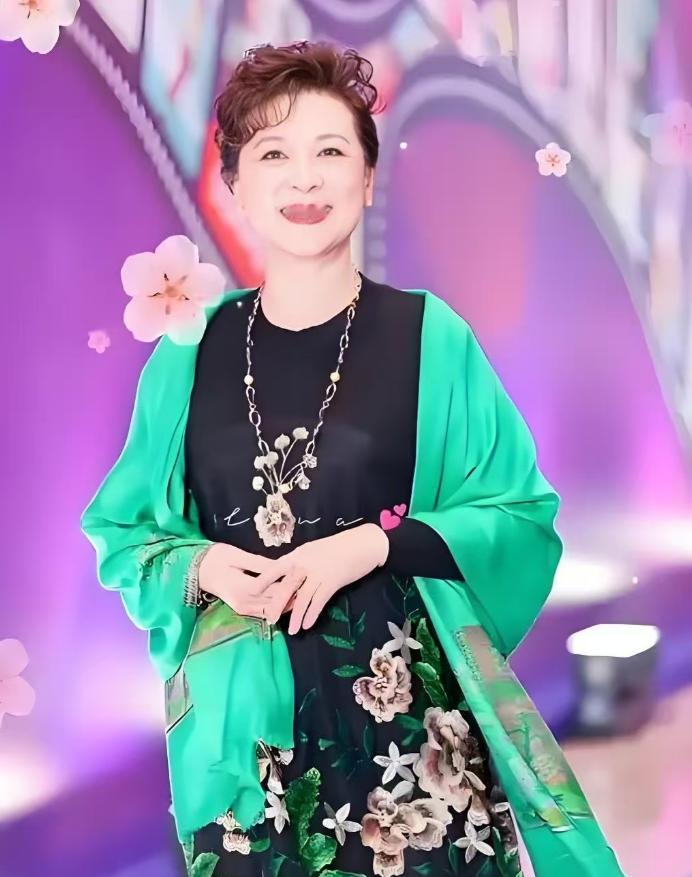 发现了没，王馥荔有个很明显的特点，倒不是因为她变老了，而是她明明都76岁了，