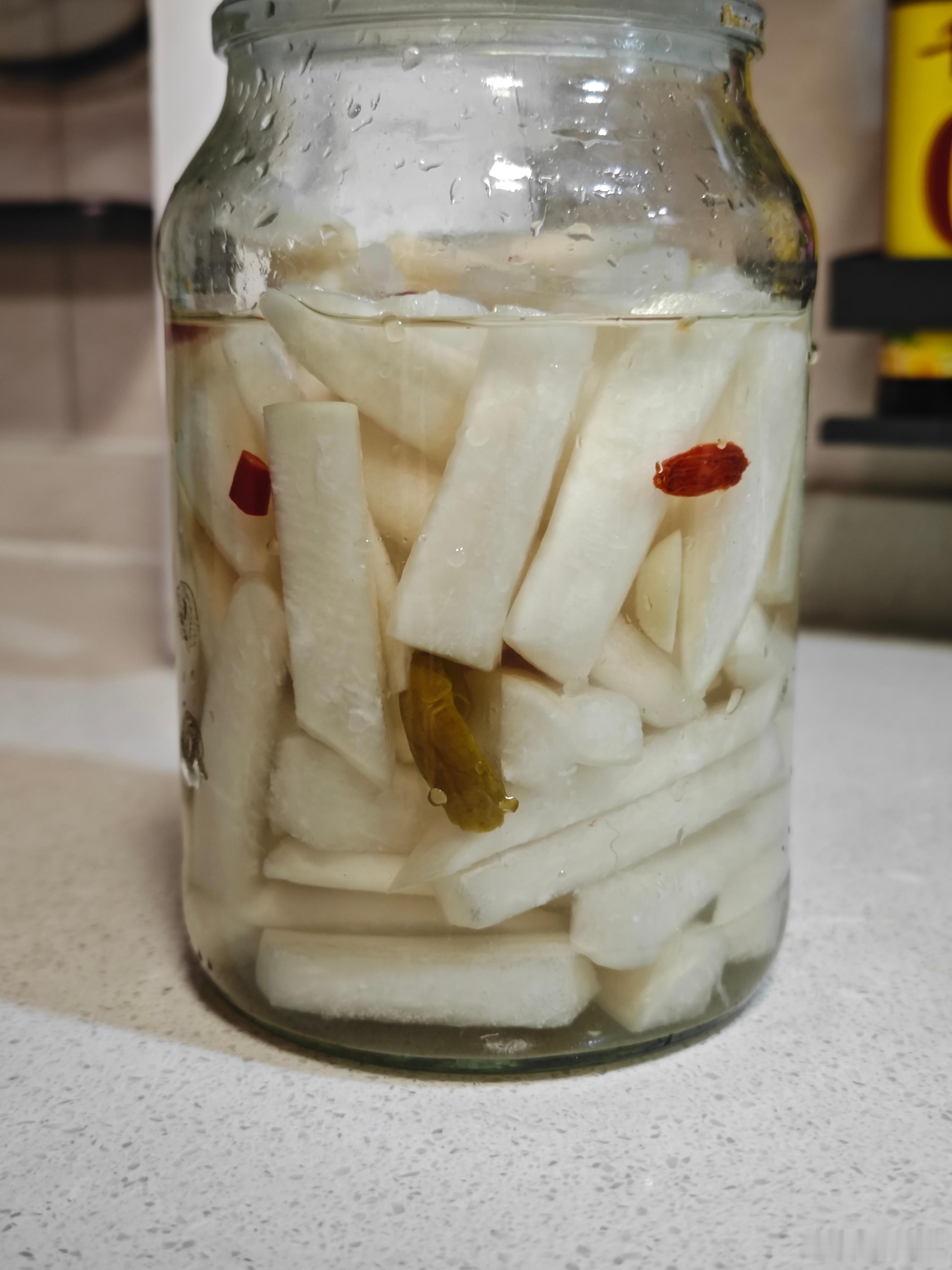 晚上泡了一罐萝卜，明天就能吃。