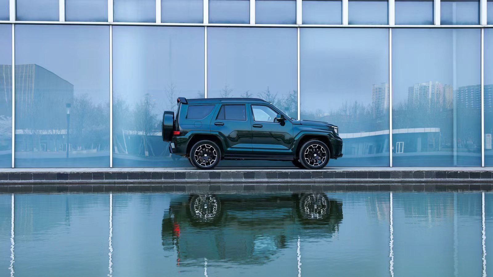 今晚，全新坦克700正式开启预售，3款车型售价43.80万元起。3.0THi4