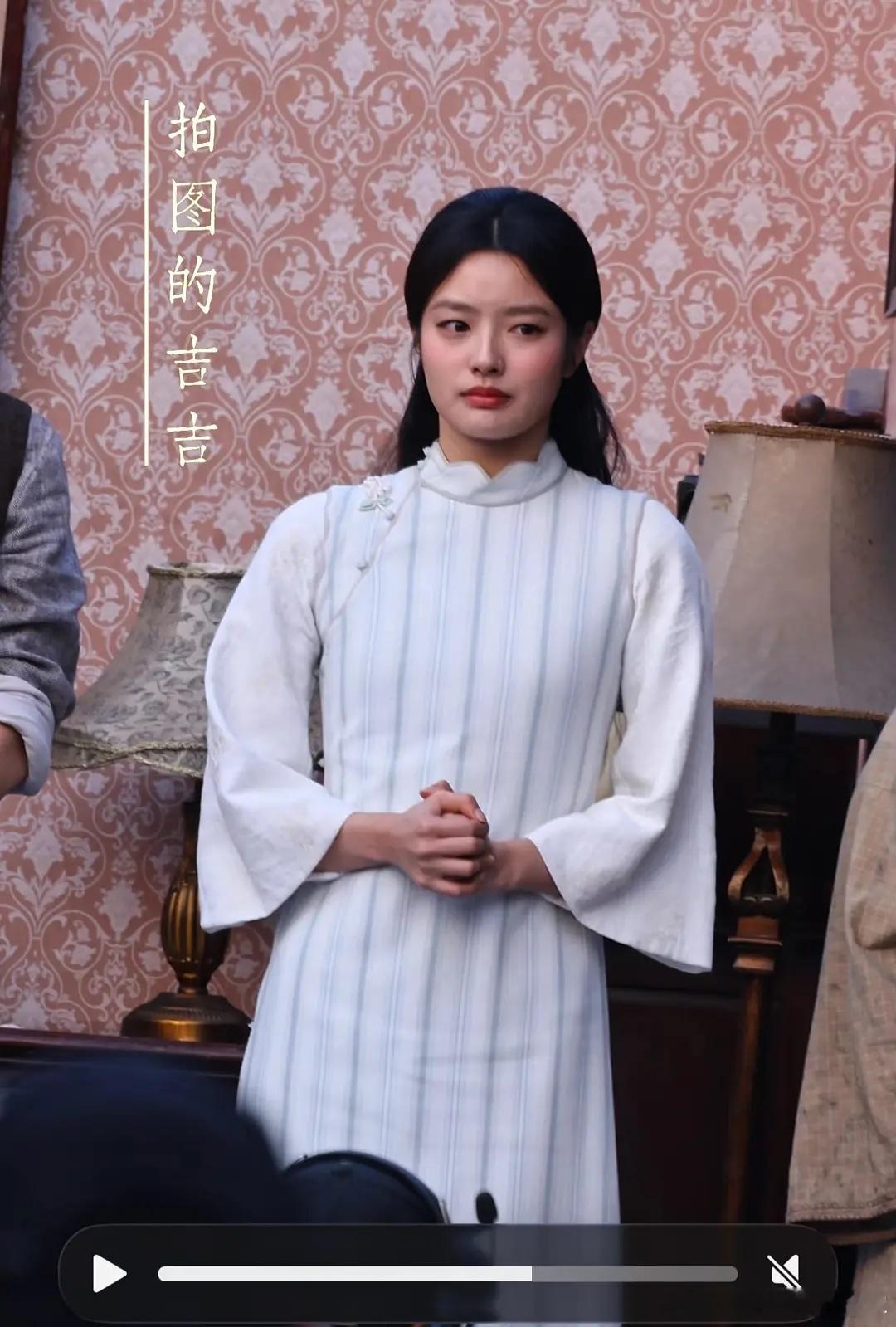 徐若晗可能胖了一点但主要还是之前爱你剧里披发可以遮挡脸型这二秒发型完全暴露了