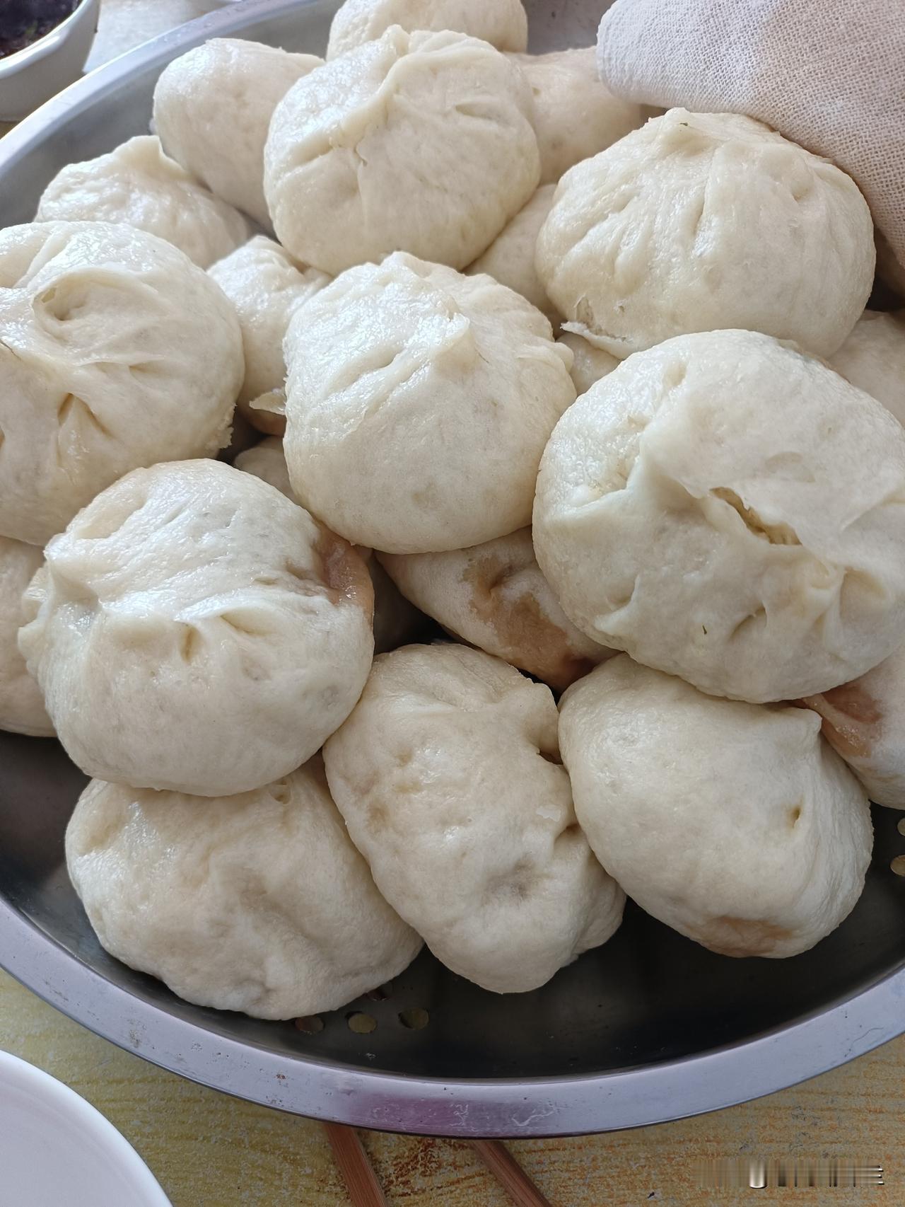 今天中午吃大菜包子，有段日子没吃菜包子了，我跟老妈都喜欢吃包子，今天我有时间，马