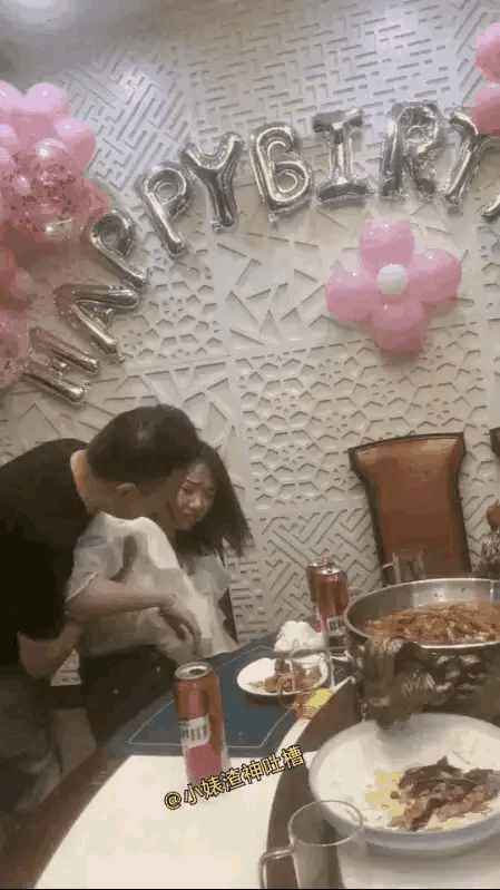 看看吧少让老婆参加同学聚会你看看让人家抱走了都不知道