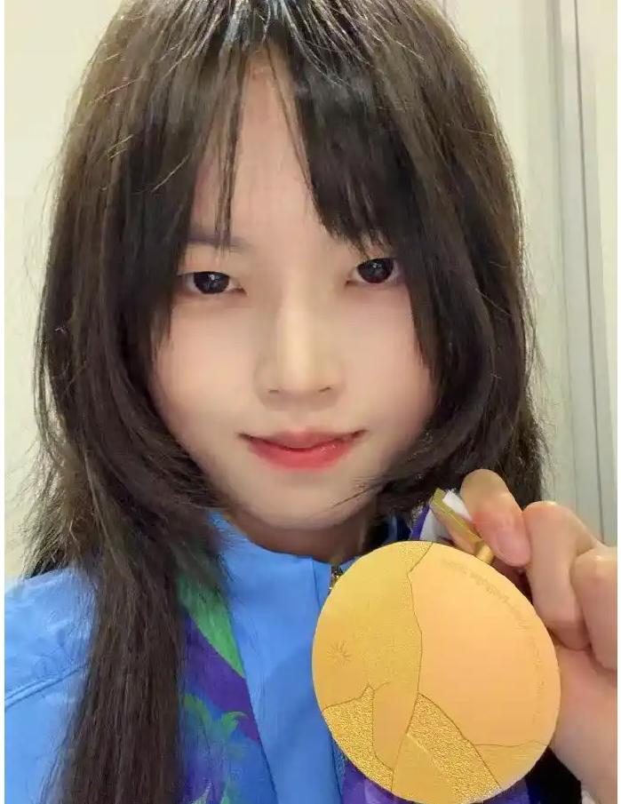 一个16岁少女，因为家人反对打游戏，独自搬出家，靠接单养活自己！四年之后，她靠打