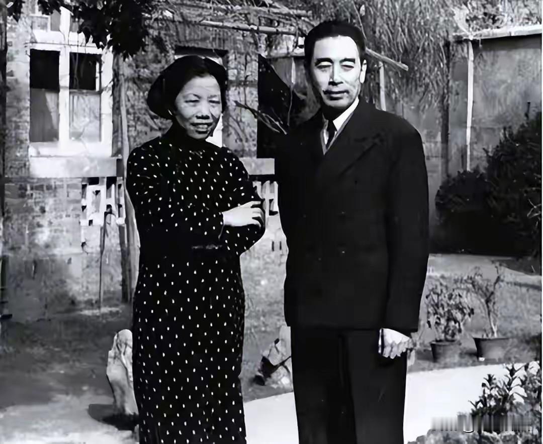周恩来父亲临终前，反复问邓颖超：我儿子怎么还不来看我？这一幕发生在1942