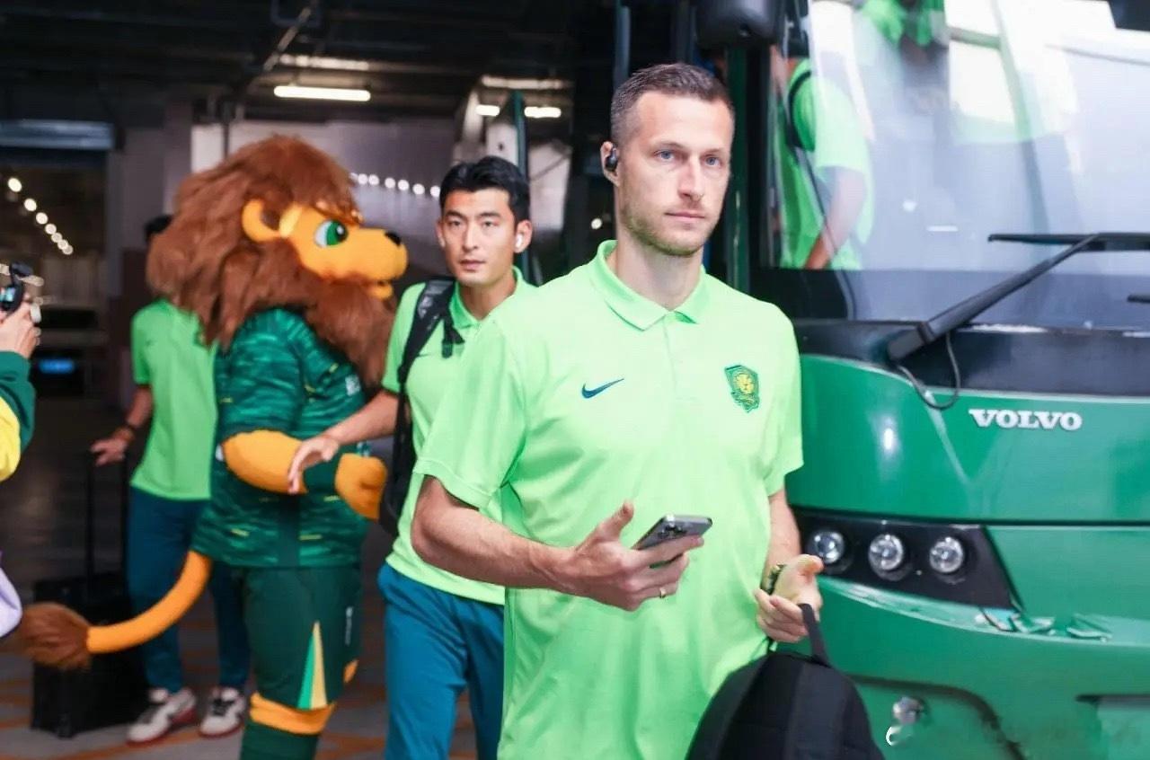 热搜第1！国安硬刚足协：人在做天在看球迷刷屏：没做错就掀桌子1月29日下午，国