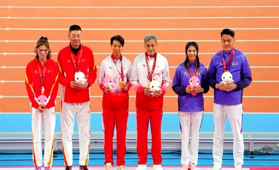 在干净的领奖台上，刘景阳的一双旧鞋子格外扎眼。这么盛大的场面，她只能穿最拿得