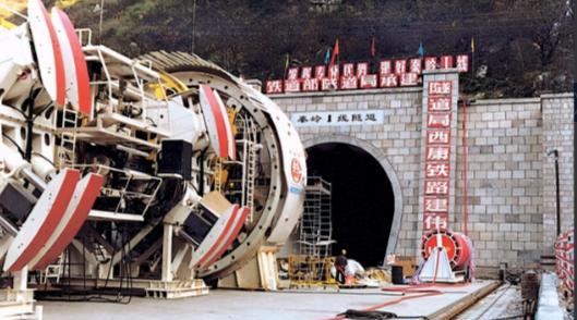 1997年，中国修建秦岭隧道时，找德国购买盾构机，德国鼻孔朝天：3.5亿一台，拒