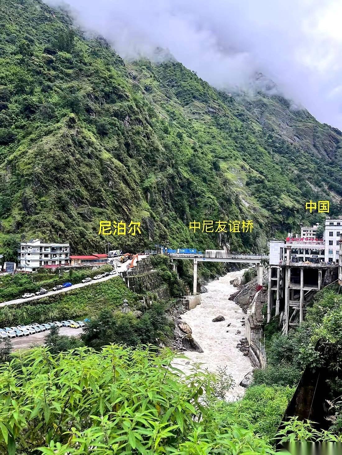 吉隆口岸那边刚传出点动静，樟木口岸这头的路障直接就拉起来了。从友谊桥直通镇上的