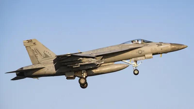 美军摔机“连环炸”！一年4架超级大黄蜂坠毁，霸权野心撑不起残破战备2025