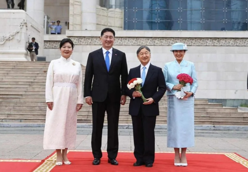 蒙古国总统呼日勒苏赫还是不顾俄罗斯的反对，今天在苏赫巴托广场正式迎接日本天皇德仁
