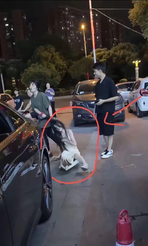 白裙子被撕烂那一刻，商场炸了。有人喊别打了，更多人举着手机拍。唯独原配一声不吭