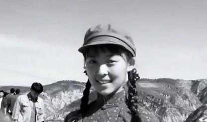 1969年，知青张梅香被公社副主任组长叫到办公室。她刚一进门，就被组长从背后抱住