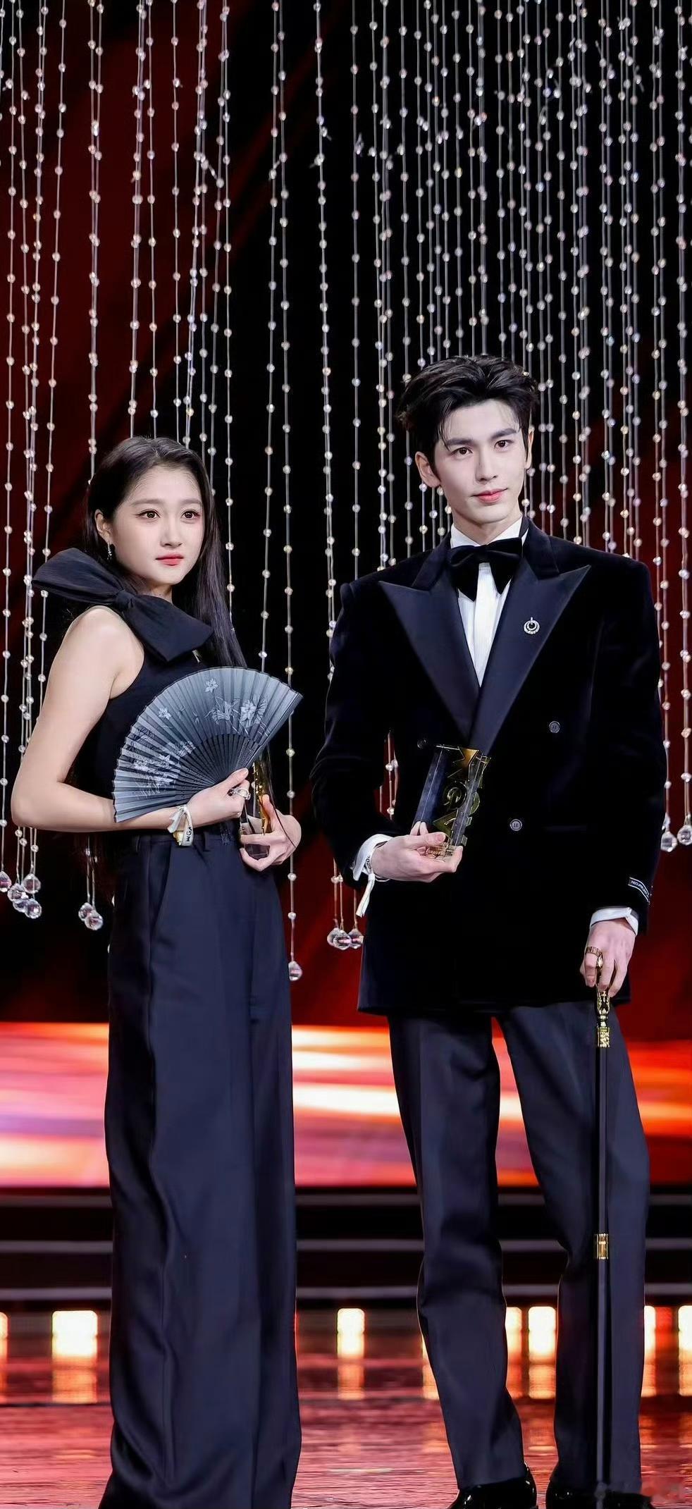 关晓彤张凌赫一起领奖，两人的身高颜值势均力敌，瞬间脑补一整部小说，导演什么时候递