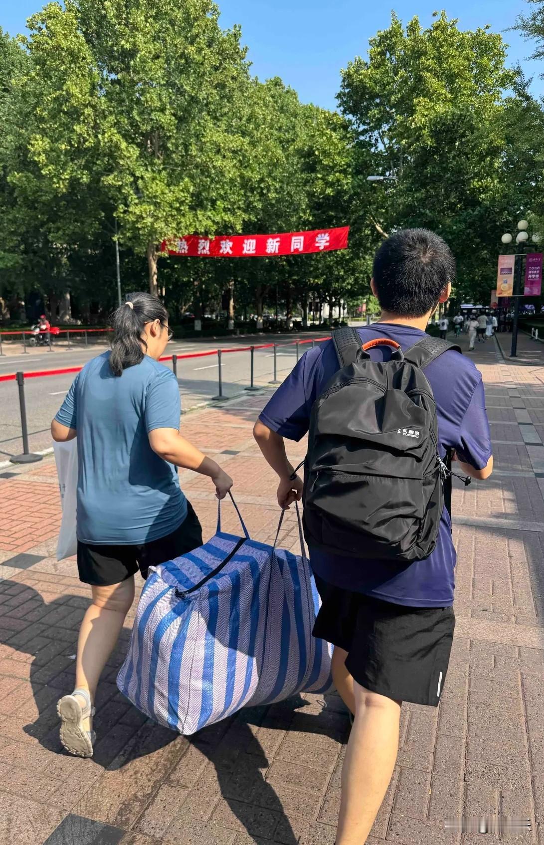 清华2026本科生报到，看到了我尊敬的一幕：一个新生和母亲抬着一个简陋的“蛇皮袋