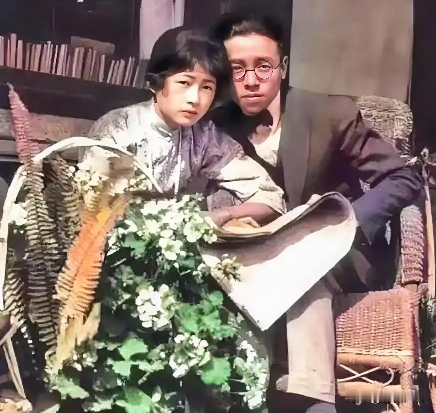 1922年的北京，林徽因与梁思成相伴一处，亲密依偎共读报纸，满眼皆是缱绻温柔。二
