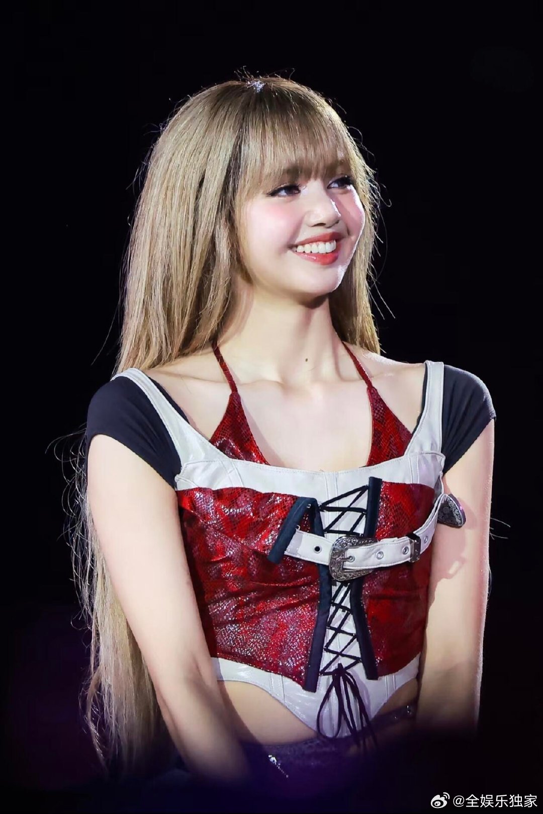 揭开Lisa铁刘海神奇面纱演唱会中途Lisa快速下场调整铁刘海，认真打理的小模